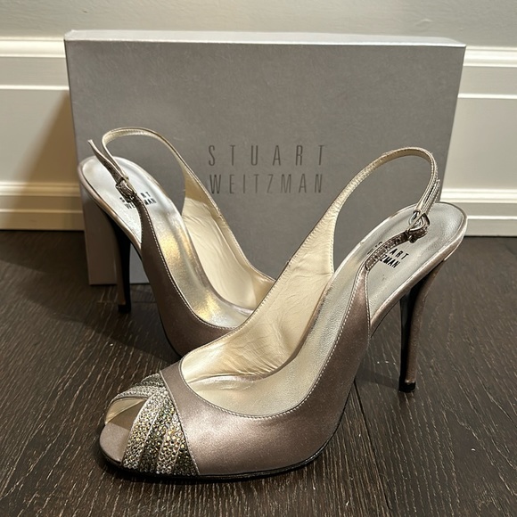 Stuart Weitzman Silver Satin Peep Tor Size 9 *NEVER WORN* small mark on heel - Picture 1 of 9